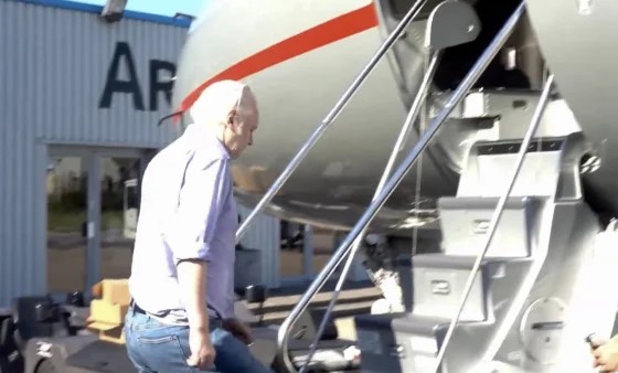 Le fondateur de Wikileaks, Julian Assange, se dirige vers un avion depuis l'aéroport de Londres Stansted lundi. Photo : Wikileaks/AFP/Getty Images Le fondateur de Wikileaks, Julian Assange, se dirige vers un avion depuis l'aéroport de Londres Stansted lundi. Photo : Wikileaks/AFP/Getty Images
