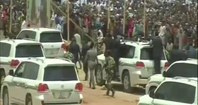 Le chef de l'Etat quitte la place de l'Indépendance d'Abéché. Le chef de l'Etat quitte la place de l'Indépendance d'Abéché.