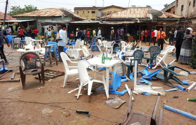 Des gens observent le site d'un précédent attentat à Sabon Gari, près de Kano (nord-est du Nigeria), le 30 juillet 2013 (Photo Aminu Abubakar. AFP) Des gens observent le site d'un précédent attentat à Sabon Gari, près de Kano (nord-est du Nigeria), le 30 juillet 2013 (Photo Aminu Abubakar. AFP)