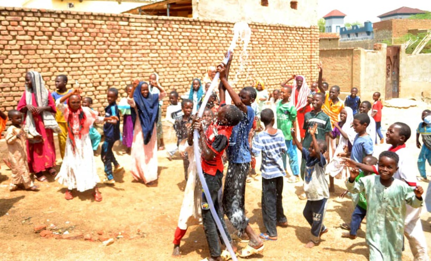 Tchad : un puits communautaire construit par la Force française à Abéché Tchad : un puits communautaire construit par la Force française à Abéché