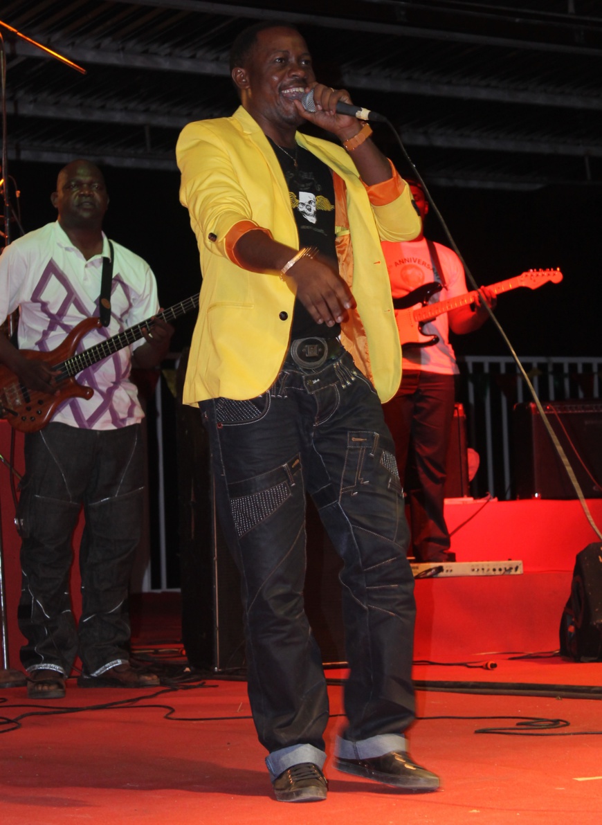 Le musicien Patou Bass sur scène à Buea lors du cinquantenaire de la Réunification du Cameroun. Le musicien Patou Bass sur scène à Buea lors du cinquantenaire de la Réunification du Cameroun.