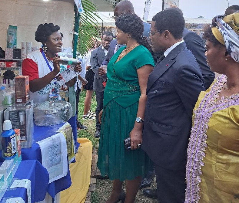Visite des stands par les officiels et découverte du savoir-faire féminin. Visite des stands par les officiels et découverte du savoir-faire féminin.