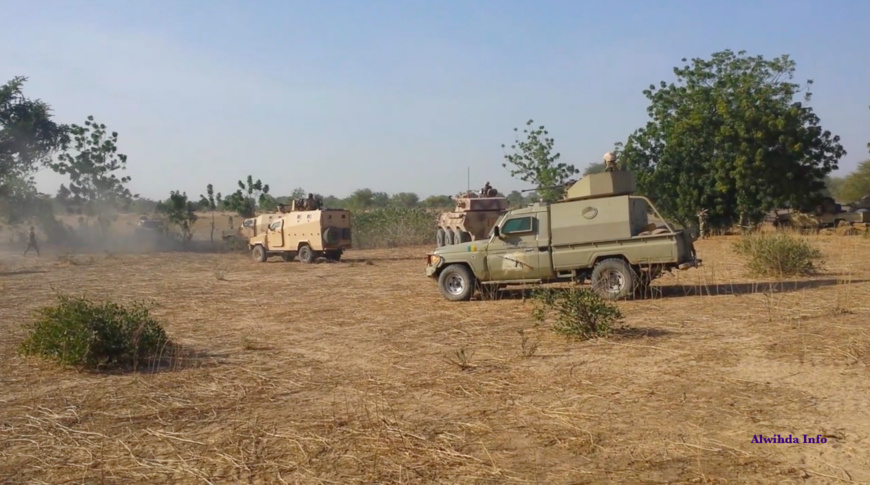 Des blindés de l'armée tchadienne ripostent à une tentative d'embuscade de l'armée tchadienne. Alwihda Info