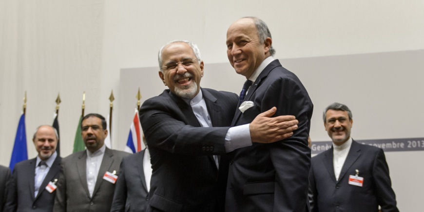 Nucléaire: un accord avec l'Iran. Laurent Fabius et le ministre iranien Mohammad Javad Zarif se félicitent. | AFP Nucléaire: un accord avec l'Iran. Laurent Fabius et le ministre iranien Mohammad Javad Zarif se félicitent. | AFP