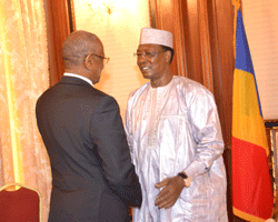 Le Président de la République Idriss Déby Itno a accordé ce midi, une audience au représentant du Secrétaire général des Nations-Unies et Chef du bureau régional des Nations unies pour l’Afrique centrale (MISCA), Professeur Abdoulaye Bathily. Le Président de la République Idriss Déby Itno a accordé ce midi, une audience au représentant du Secrétaire général des Nations-Unies et Chef du bureau régional des Nations unies pour l’Afrique centrale (MISCA), Professeur Abdoulaye Bathily.