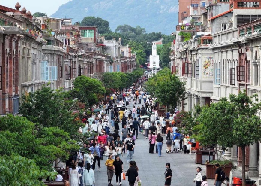 Tourists visit Zhongshan Road in Quanzhou, southeast China's Fujian province. (Photo by Zhang Jiuqiang/People's Daily Online) Tourists visit Zhongshan Road in Quanzhou, southeast China's Fujian province. (Photo by Zhang Jiuqiang/People's Daily Online)