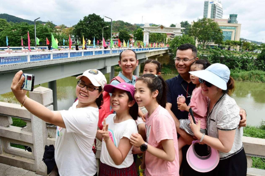 The Hekou Port on the China-Vietnam border in Hekou county, southwest China's Yunnan province, sees booming cross-border tourism. Photo shows tourists posing for a picture outside the port, May 2, 2024. (Photo by Xue Yingying/People's Daily Online) The Hekou Port on the China-Vietnam border in Hekou county, southwest China's Yunnan province, sees booming cross-border tourism. Photo shows tourists posing for a picture outside the port, May 2, 2024. (Photo by Xue Yingying/People's Daily Online)
