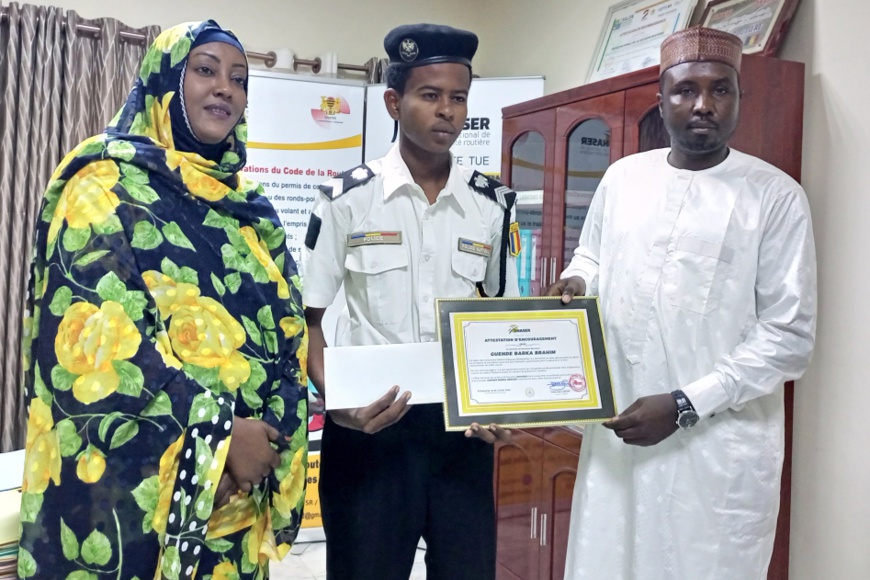 Tchad : l’ONASER récompense Guende Barka Brahim pour son travail acharné Tchad : l’ONASER récompense Guende Barka Brahim pour son travail acharné