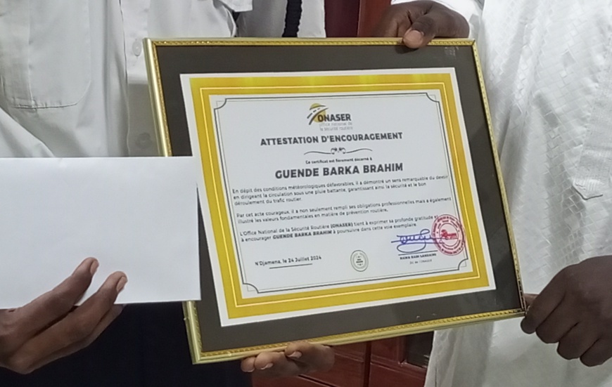 Tchad : l’ONASER récompense Guende Barka Brahim pour son travail acharné Tchad : l’ONASER récompense Guende Barka Brahim pour son travail acharné