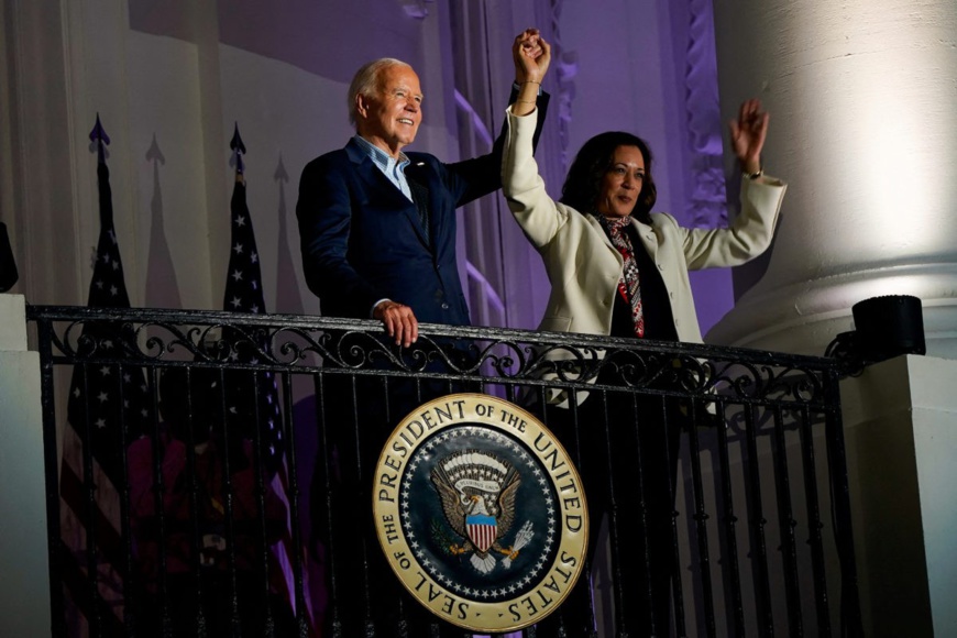 Le président Joe Biden et la vice-présidente Kamala Harris lèvent la main lors d'une célébration du Jour de l'Indépendance à Washington, D.C., le 4 juillet 2024. Photo: Elizabeth Frantz/Reuters Le président Joe Biden et la vice-présidente Kamala Harris lèvent la main lors d'une célébration du Jour de l'Indépendance à Washington, D.C., le 4 juillet 2024. Photo: Elizabeth Frantz/Reuters