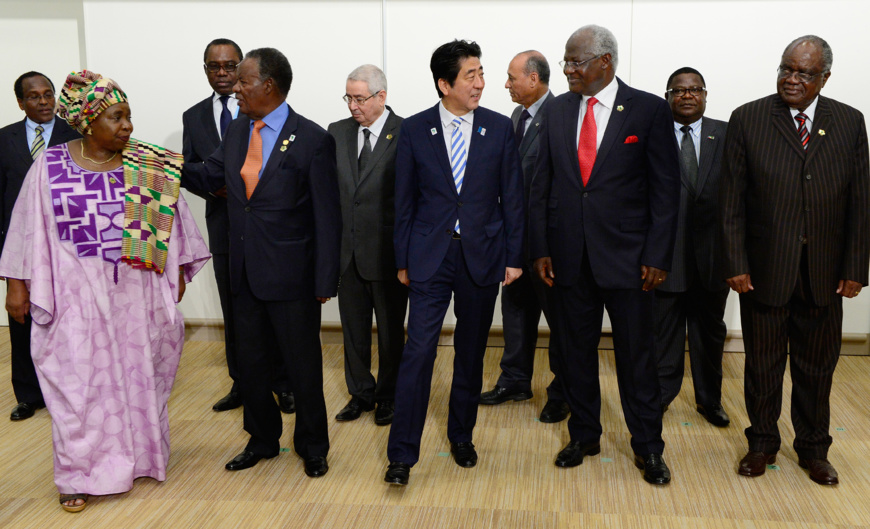 Le Premier Ministre du Japon Shinzo Abe (Devant) avec Le Chef de l'Etat Sierra-Léonais, Président Ernest Bai Koroma (Devant à droite), Le Président de la Commission de l'Union Africaine Nkosazana Dlamini-Zuma (Devant à gauche) ainsi que d'autres représentants de divers pays africains avant le sommet Afrique-Japon sur la réforme du Conseil de Sécurité des Nations Unies lors de la Tokyo International Conference on African Development (TICAD) à Yokohama, le 3 juin 2013. AFP PHOTO / Toru YAMANAKA Le Premier Ministre du Japon Shinzo Abe (Devant) avec Le Chef de l'Etat Sierra-Léonais, Président Ernest Bai Koroma (Devant à droite), Le Président de la Commission de l'Union Africaine Nkosazana Dlamini-Zuma (Devant à gauche) ainsi que d'autres représentants de divers pays africains avant le sommet Afrique-Japon sur la réforme du Conseil de Sécurité des Nations Unies lors de la Tokyo International Conference on African Development (TICAD) à Yokohama, le 3 juin 2013. AFP PHOTO / Toru YAMANAKA
