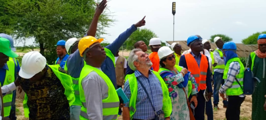 Tchad : le représentant résident de la Banque mondiale visite le château d'eau construit par PARCA Tchad : le représentant résident de la Banque mondiale visite le château d'eau construit par PARCA