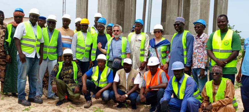 Tchad : le représentant résident de la Banque mondiale visite le château d'eau construit par PARCA Tchad : le représentant résident de la Banque mondiale visite le château d'eau construit par PARCA