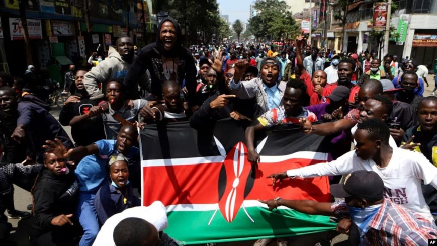 Des manifestants brandissent un drapeau kenyan lors d’une manifestation à Nairobi, au Kenya, le 23 juillet 2024. Photo : voanews.com Des manifestants brandissent un drapeau kenyan lors d’une manifestation à Nairobi, au Kenya, le 23 juillet 2024. Photo : voanews.com