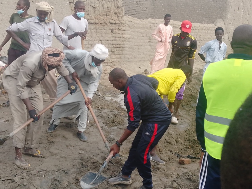 Tchad - Réhabilitation des rues de Moussoro par les jeunes de la société civile : un exemple d'engagement citoyen Tchad - Réhabilitation des rues de Moussoro par les jeunes de la société civile : un exemple d'engagement citoyen