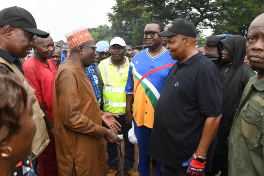 RCA : le président Touadera a effectué l'opération « Kwa Ti Kodro » au marché PK 12 à Begoua RCA : le président Touadera a effectué l'opération « Kwa Ti Kodro » au marché PK 12 à Begoua