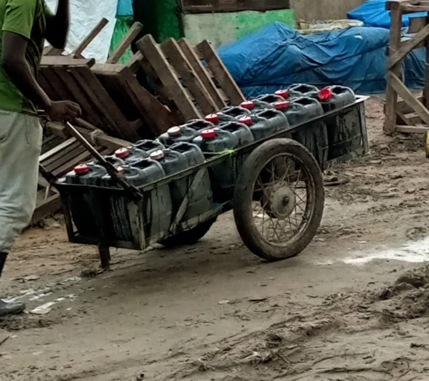 Tchad : Les "Nas al-mé", ces porteurs d'eau qui alimentent une ville assoiffée Tchad : Les "Nas al-mé", ces porteurs d'eau qui alimentent une ville assoiffée