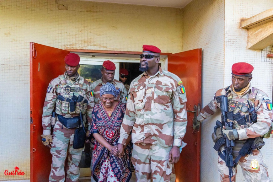 Guinée : le général Doumbouya rend une visite de courtoisie à la facilitatrice Hadja Aïcha Bah Guinée : le général Doumbouya rend une visite de courtoisie à la facilitatrice Hadja Aïcha Bah