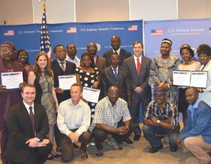 L’ambassadeur des Etats-Unis au Cameroun, Michael Hoza (cravate rouge) pose avec les récipiendaires.