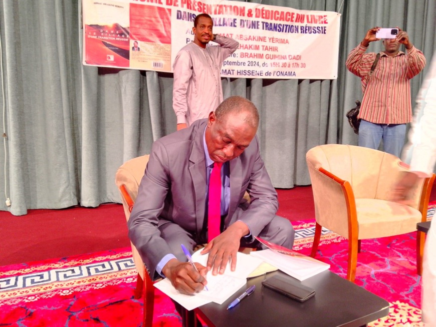 Tchad : Ahmat Absakine Yérima Présente son Livre "Dans le Sillage d'une Transition Réussie" Tchad : Ahmat Absakine Yérima Présente son Livre "Dans le Sillage d'une Transition Réussie"