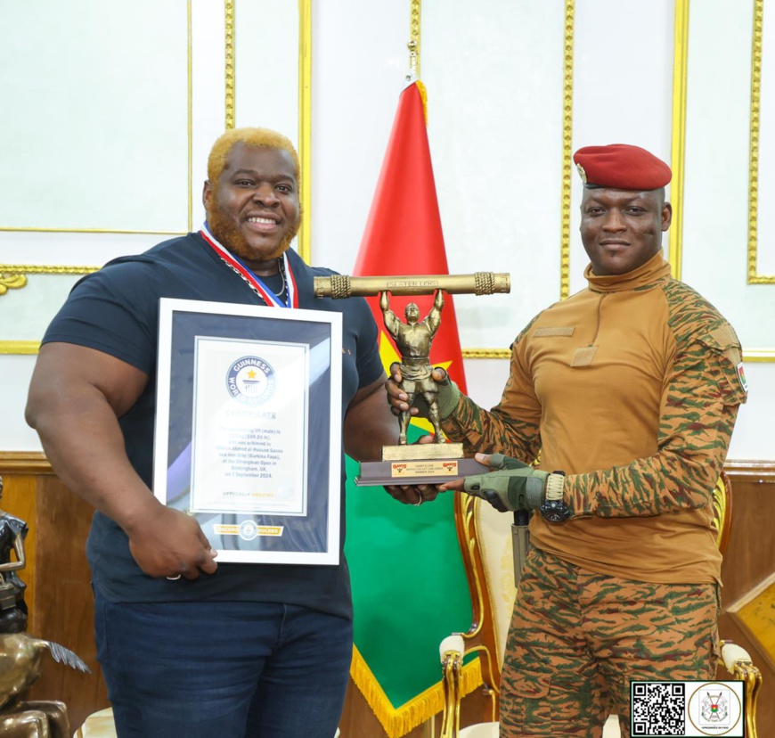 Burkina : le champion du monde de log lift présente son trophée au président Ibrahim Traore Burkina : le champion du monde de log lift présente son trophée au président Ibrahim Traore