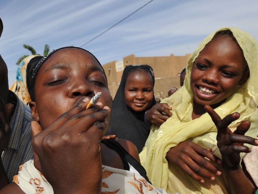 Tchad : les mineurs se lancent dans la consommation de cigarette Tchad : les mineurs se lancent dans la consommation de cigarette