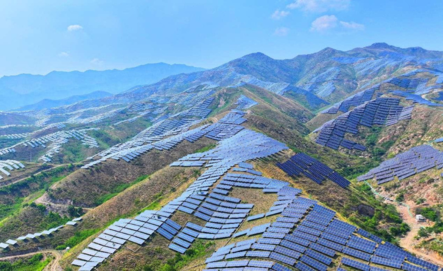 Photo shows a solar farm in Jishan county, Yuncheng, north China's Shanxi province. (Photo by Li Lujian/People's Daily Online) Photo shows a solar farm in Jishan county, Yuncheng, north China's Shanxi province. (Photo by Li Lujian/People's Daily Online)