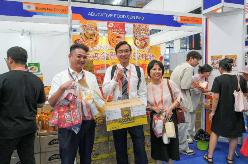 Visitors to the 21st China-ASEAN Expo pose for a picture with the goods they have purchased, Sept. 25, 2024. (Photo by Zhu Xiaoming/People's Daily Online) Visitors to the 21st China-ASEAN Expo pose for a picture with the goods they have purchased, Sept. 25, 2024. (Photo by Zhu Xiaoming/People's Daily Online)