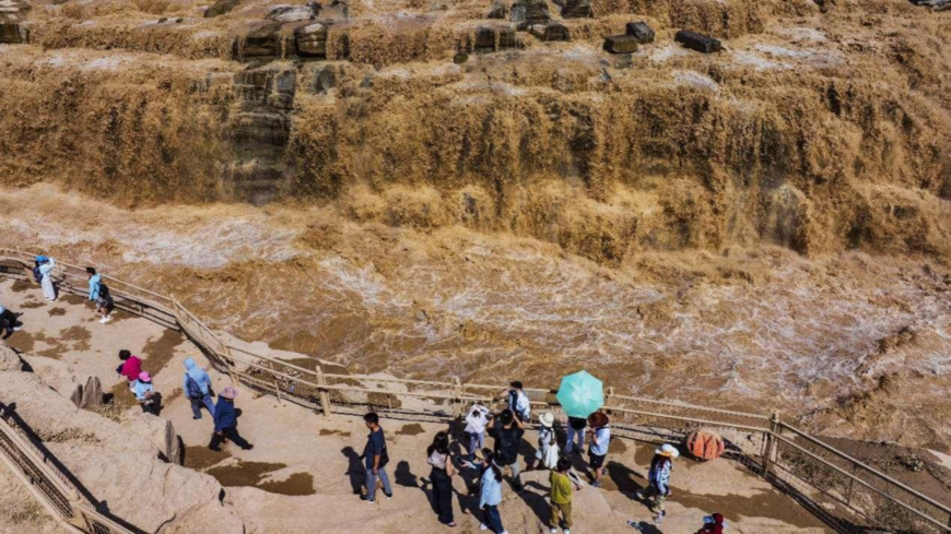 Tourists visit the Hukou Waterfall on the Yellow River in Yichuan county, Yan'an, northwest China's Shaanxi province. (Photo by Zha Zhaoyang/People's Daily Online) Tourists visit the Hukou Waterfall on the Yellow River in Yichuan county, Yan'an, northwest China's Shaanxi province. (Photo by Zha Zhaoyang/People's Daily Online)
