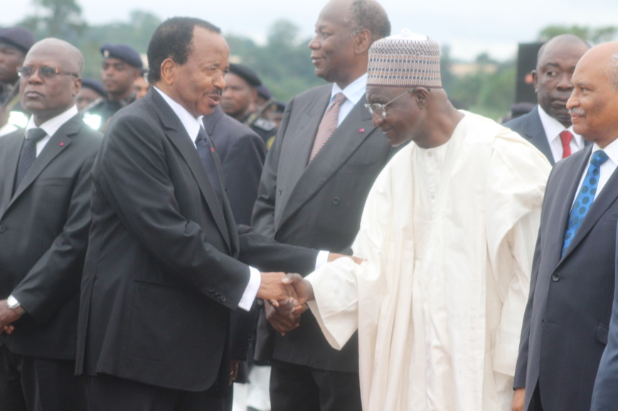 Paul Biya saluant son gouvernement à l'aéroport de Yaoundé, lors de la dernière visite de François Hollande au Cameroun.