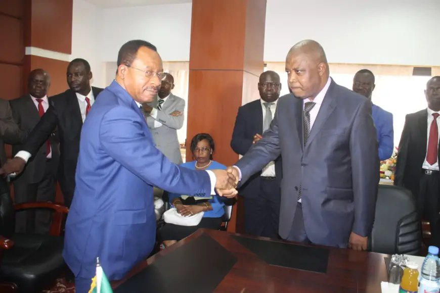 Le nouveau ministre des Travaux publics,  Emmanuel Nganou Djoumessi (à gauche), félicitant  le Pr Louis Max Ayina Ohandja (à droite), son secrétaire d’Etat chargé des routes.