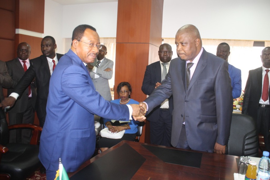 Le nouveau ministre des Travaux publics,  Emmanuel Nganou Djoumessi (à gauche), félicitant  le Pr Louis Max Ayina Ohandja (à droite), son secrétaire d’Etat chargé des routes. Le nouveau ministre des Travaux publics,  Emmanuel Nganou Djoumessi (à gauche), félicitant  le Pr Louis Max Ayina Ohandja (à droite), son secrétaire d’Etat chargé des routes.