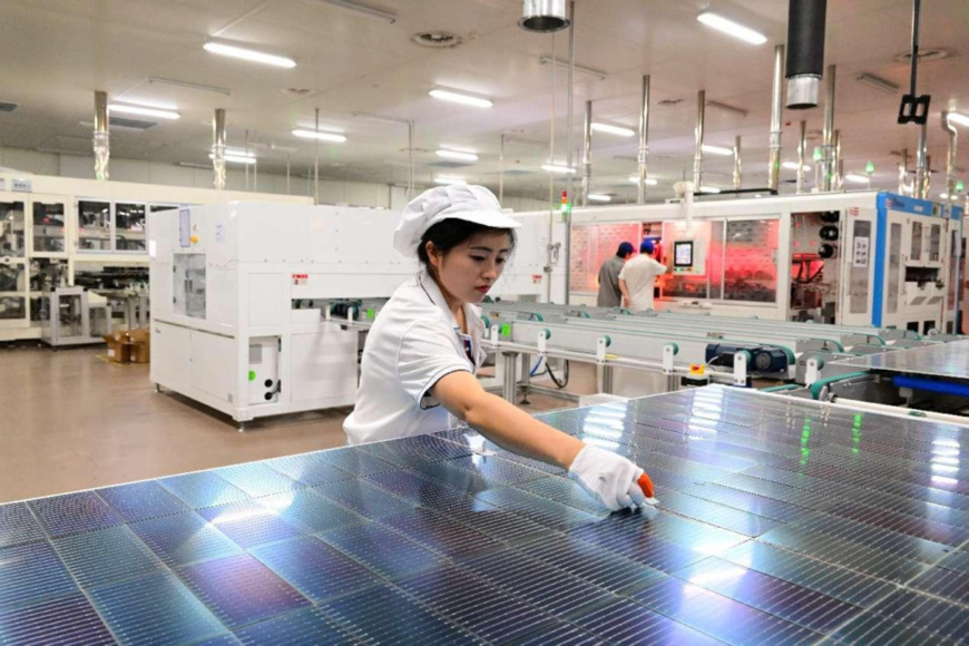 A woman works in a workshop of new energy company Ronma Solar in Jinhua, east China's Zhejiang province. (Photo by Shi Bufa/People's Daily Online) A woman works in a workshop of new energy company Ronma Solar in Jinhua, east China's Zhejiang province. (Photo by Shi Bufa/People's Daily Online)
