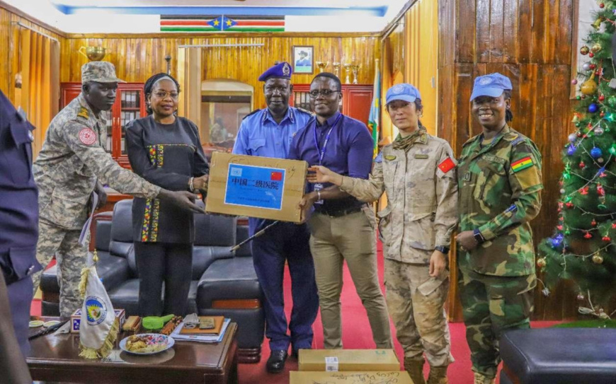 The 14th Chinese peacekeeping medical contingent to South Sudan donates medicines to the local government. (Photo by Wang Haoyu/People's Daily Online) The 14th Chinese peacekeeping medical contingent to South Sudan donates medicines to the local government. (Photo by Wang Haoyu/People's Daily Online)