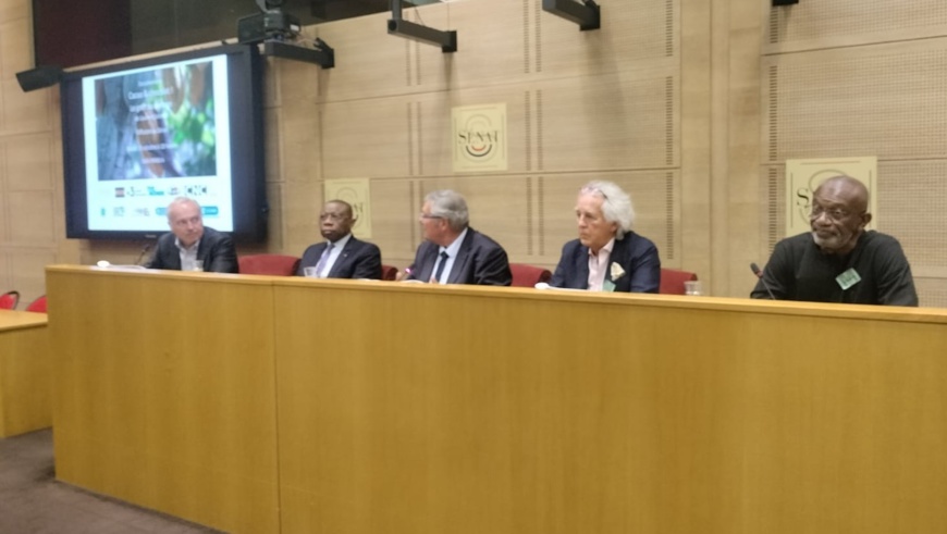 France : l’ambassadeur du Cameroun présente le cacao d’excellence de son pays au Sénat français France : l’ambassadeur du Cameroun présente le cacao d’excellence de son pays au Sénat français