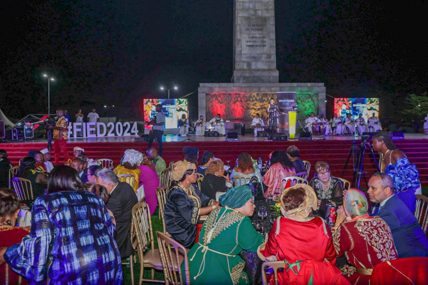 Tchad : la ministre d’Etat Amina Priscille Longoh reçoit un prix à la 13ème édition du FIED Tchad : la ministre d’Etat Amina Priscille Longoh reçoit un prix à la 13ème édition du FIED