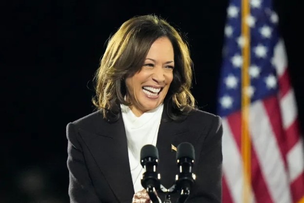 La vice-présidente Kamala Harris salue ses partisans à Washington, DC, le 29 octobre Photo : Stephanie Scarbrough/AP La vice-présidente Kamala Harris salue ses partisans à Washington, DC, le 29 octobre Photo : Stephanie Scarbrough/AP