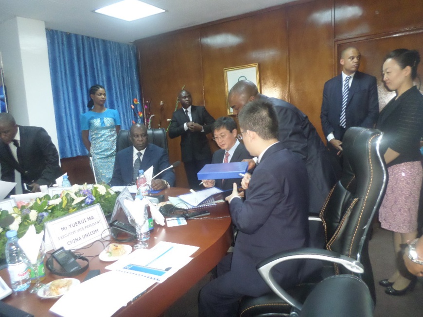 signature de l'accord de parténariat entre le dg de camtel David Nkoto Emane et Yimin Lu,vice-chairman de China unicom signature de l'accord de parténariat entre le dg de camtel David Nkoto Emane et Yimin Lu,vice-chairman de China unicom