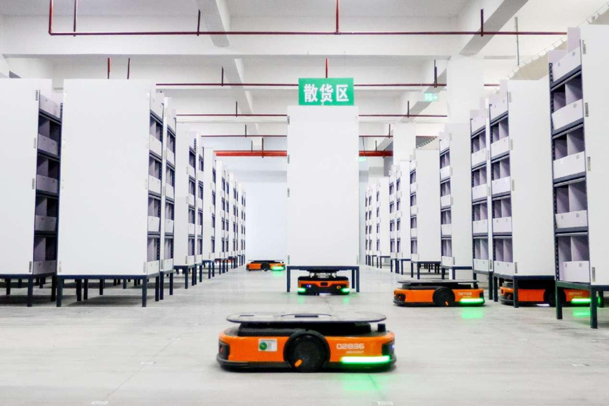 AGVs (automated guided vehicles) work in a cold-chain warehouse of a logistics park in Ji'an, east China's Jiangxi province. (Photo by Chen Fuping/People's Daily Online) AGVs (automated guided vehicles) work in a cold-chain warehouse of a logistics park in Ji'an, east China's Jiangxi province. (Photo by Chen Fuping/People's Daily Online)