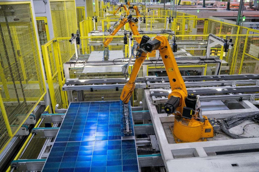 Robotic arms work in a workshop of a new energy company in Hefei, east China's Anhui province. (Photo by Ruan Xuefeng/People's Daily Online) Robotic arms work in a workshop of a new energy company in Hefei, east China's Anhui province. (Photo by Ruan Xuefeng/People's Daily Online)