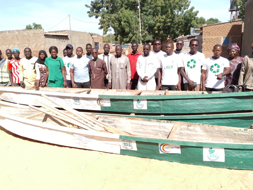 Tchad : Quatre ONG fournissent des pirogues à des quartiers inondés de N'Djamena Tchad : Quatre ONG fournissent des pirogues à des quartiers inondés de N'Djamena