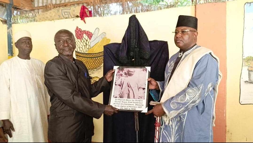 Tchad : le chef de Sarh urbain remet des anciens historiques au musée provincial du Moyen-Chari Tchad : le chef de Sarh urbain remet des anciens historiques au musée provincial du Moyen-Chari