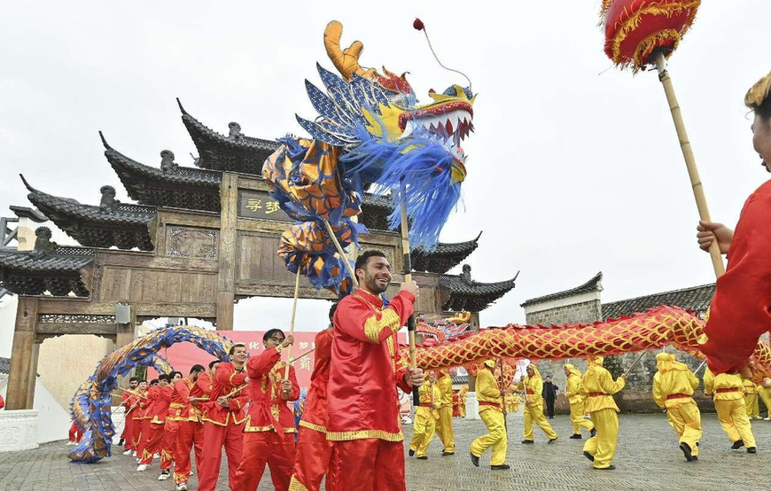 International students from Nanchang University enjoy dragon dance during the Spring Festival in Wenchangli historical area, Fuzhou, east China's Jiangxi province, February 13, 2024. (Photo by Li Jie/People's Daily Online) International students from Nanchang University enjoy dragon dance during the Spring Festival in Wenchangli historical area, Fuzhou, east China's Jiangxi province, February 13, 2024. (Photo by Li Jie/People's Daily Online)
