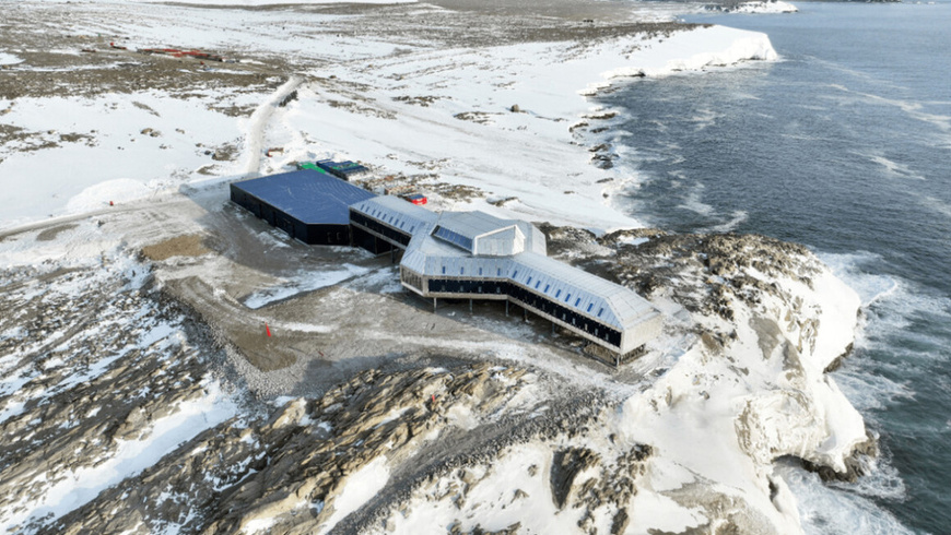 Aerial photo shows a view of China's Qinling Station in Antarctica. (Photo by Zhu He)