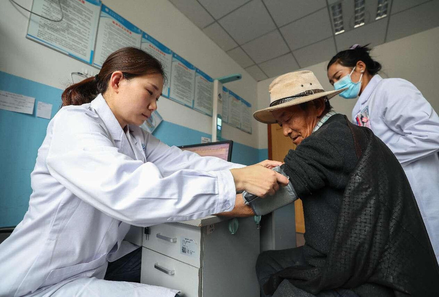 A doctor from Xiangyang, central China's Hubei province, tests blood pressure for a local resident in Qonggyai county of Shannan, southwest China's Xizang autonomous region, Aug. 9, 2024. (Photo by Yang Dong/People's Daily Online) A doctor from Xiangyang, central China's Hubei province, tests blood pressure for a local resident in Qonggyai county of Shannan, southwest China's Xizang autonomous region, Aug. 9, 2024. (Photo by Yang Dong/People's Daily Online)