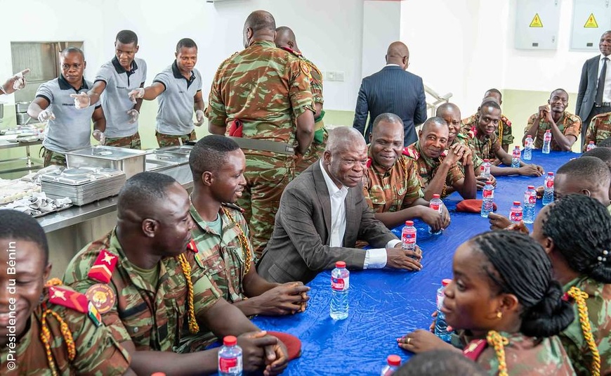 Bénin : le président Talon partage un repas avec les militaires Bénin : le président Talon partage un repas avec les militaires