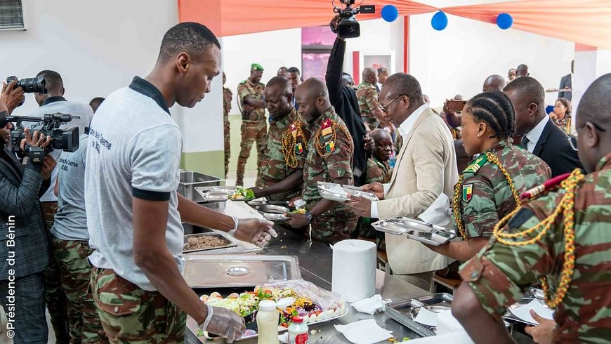 Bénin : le président Talon partage un repas avec les militaires Bénin : le président Talon partage un repas avec les militaires