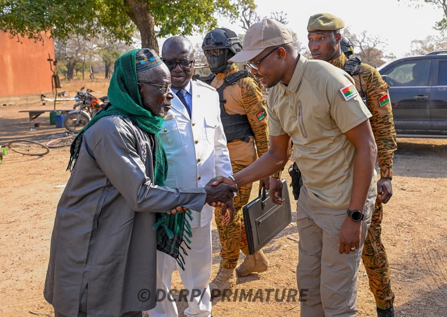 Burkina : le Premier ministre encourage les forces combattantes dans le Centre-Ouest Burkina : le Premier ministre encourage les forces combattantes dans le Centre-Ouest