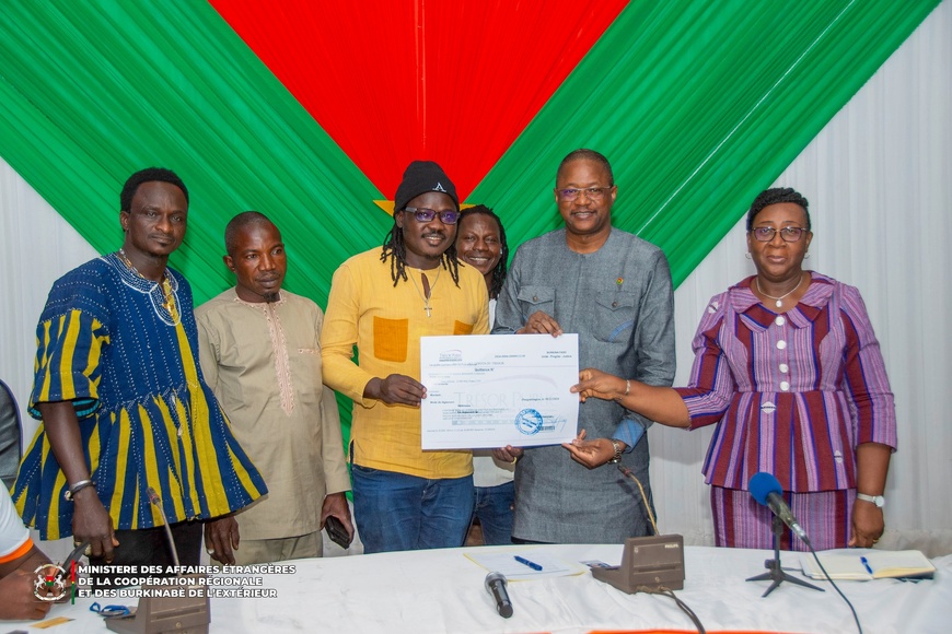 Burkina : contribution à l’effort de paix, plus de 31 millions mobilisés par la diaspora Burkina : contribution à l’effort de paix, plus de 31 millions mobilisés par la diaspora