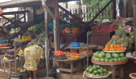 Des produits alimentaires sur un marché de Yaoundé.